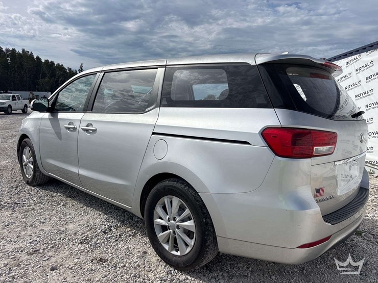 2016-kia-sedona-image-4
