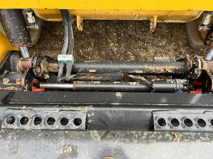 2017-caterpillar-259d-image-11