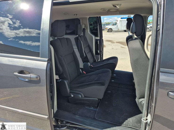 2017-dodge-grand-caravan-sxt-image-25
