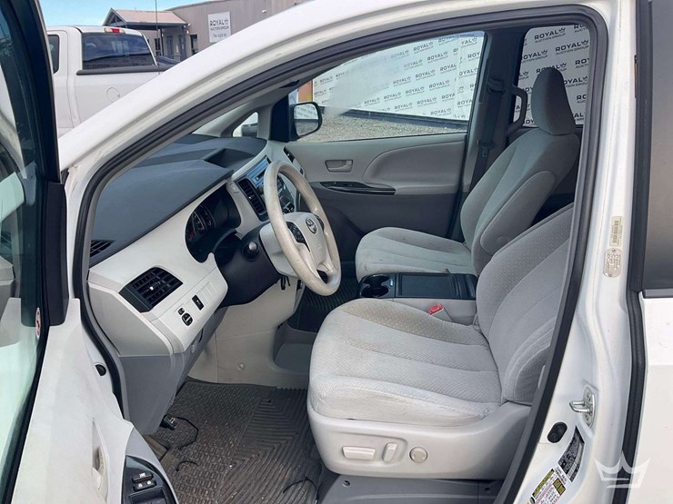 2013-toyota-sienna-image-9
