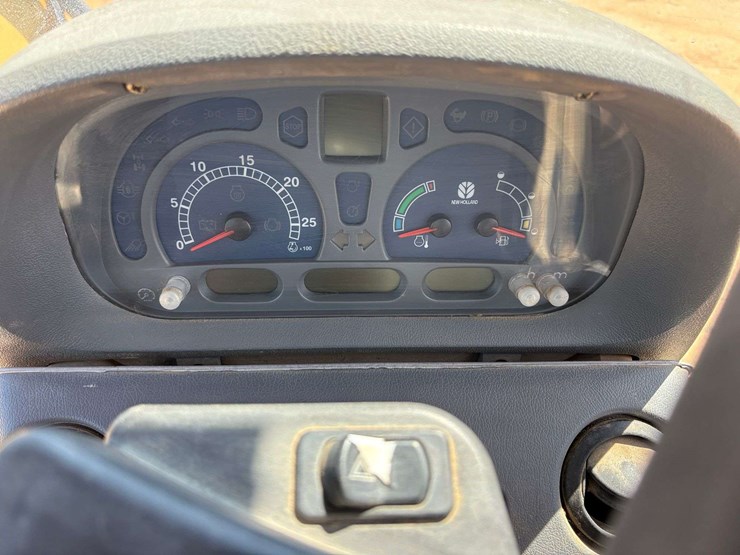2004-new-holland-ts100a-image-13