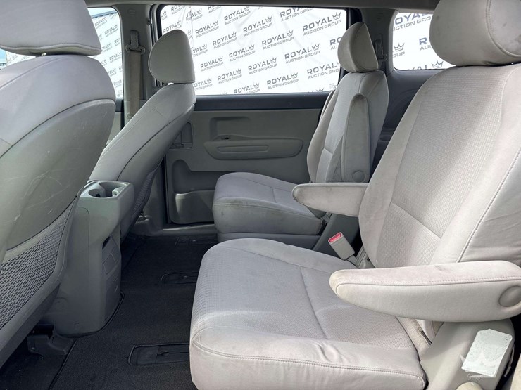 2016-kia-sedona-image-17