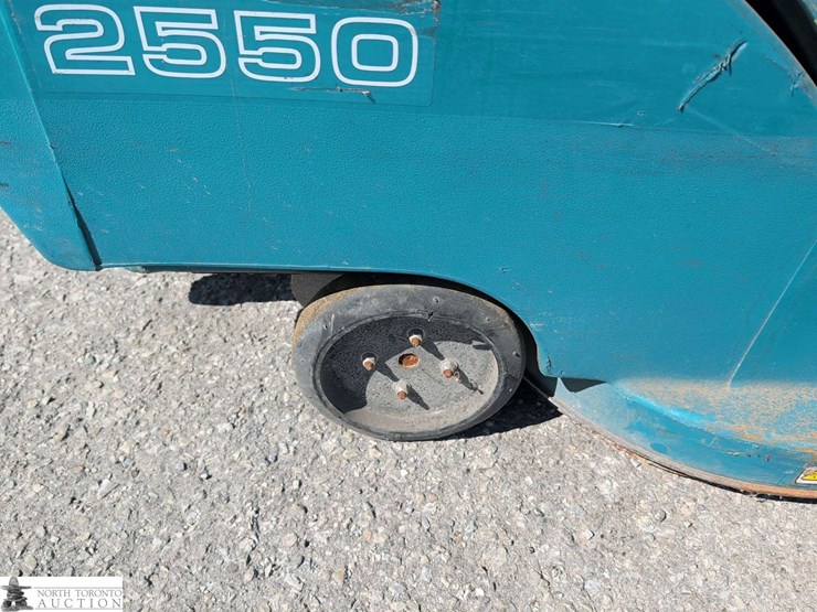 non-operable-tennant-2550-floor-scrubber-image-16