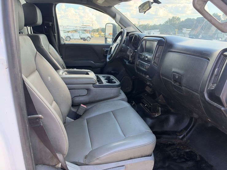 2017-chevrolet-silverado-3500-image-18
