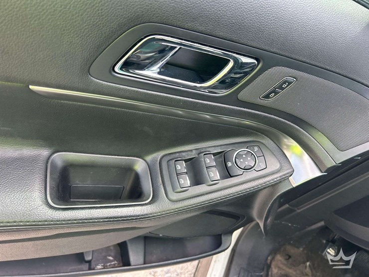 2016-ford-explorer-image-12
