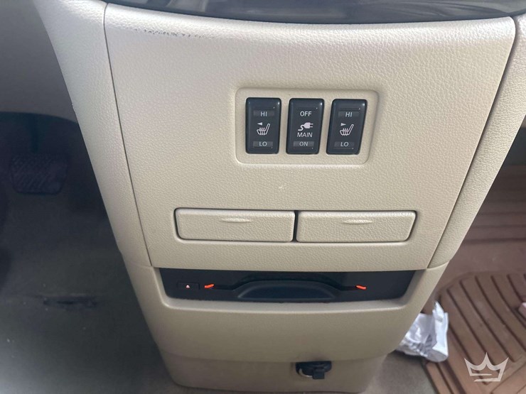 2012-nissan-quest-image-17