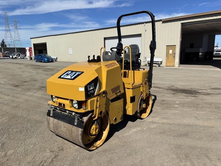 2013-caterpillar-cb22-image-1