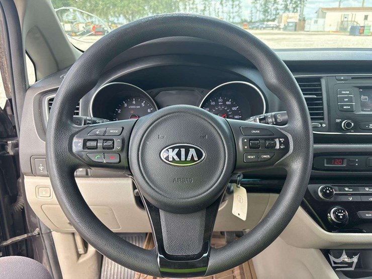 2015-kia-sedona-image-10