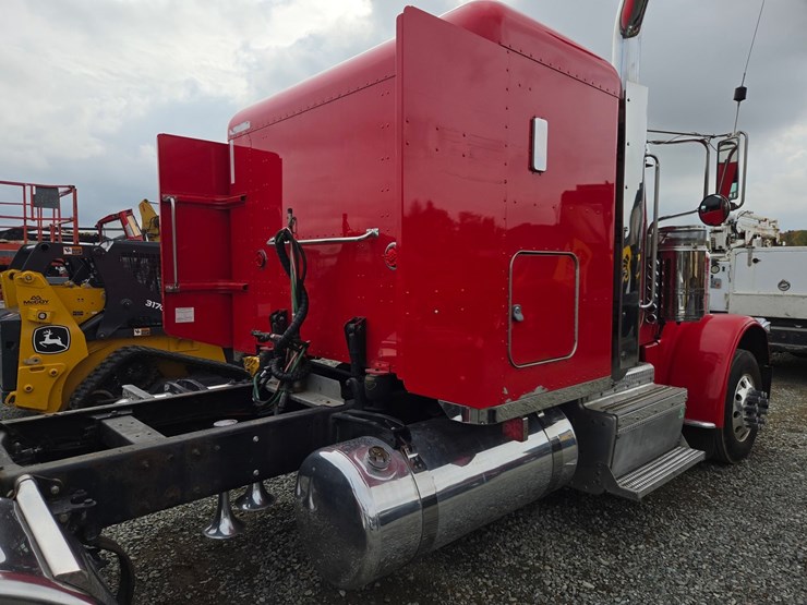 #1408-•-2014-peterbilt-388-sleeper-cab-truck-tractor-image-24