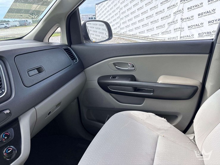 2016-kia-sedona-image-16