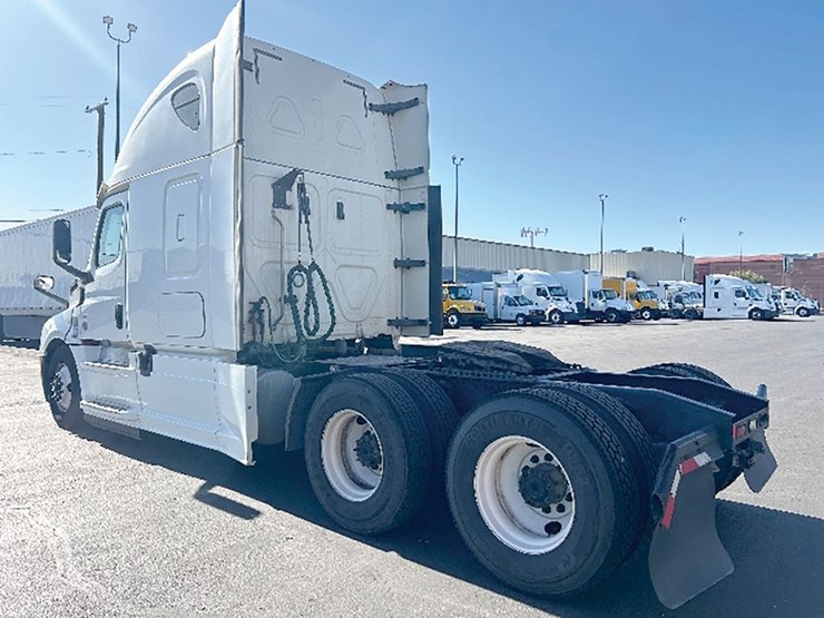 2020-freightliner-cascadia-126-image-2