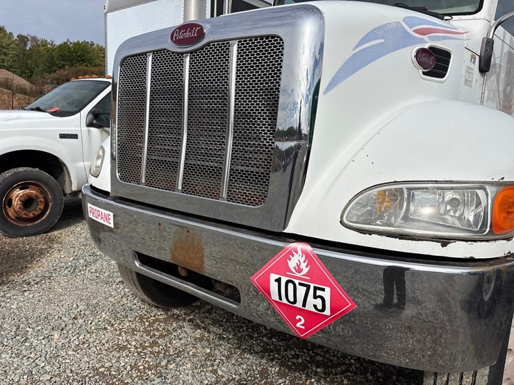 2007-peterbilt-335-image-13