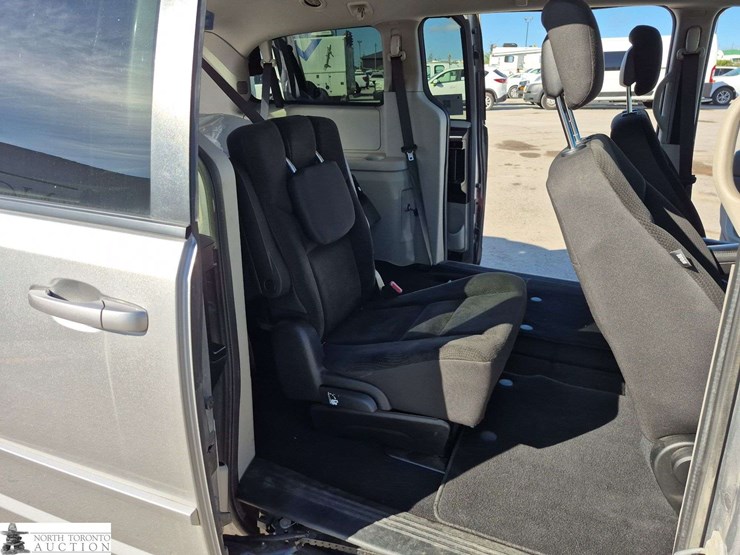 2017-dodge-grand-caravan-sxt-image-23