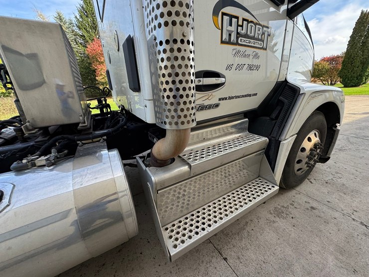 2022-kenworth-t680-image-27