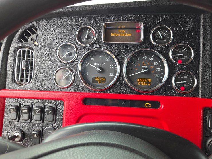 #1408-•-2014-peterbilt-388-sleeper-cab-truck-tractor-image-67