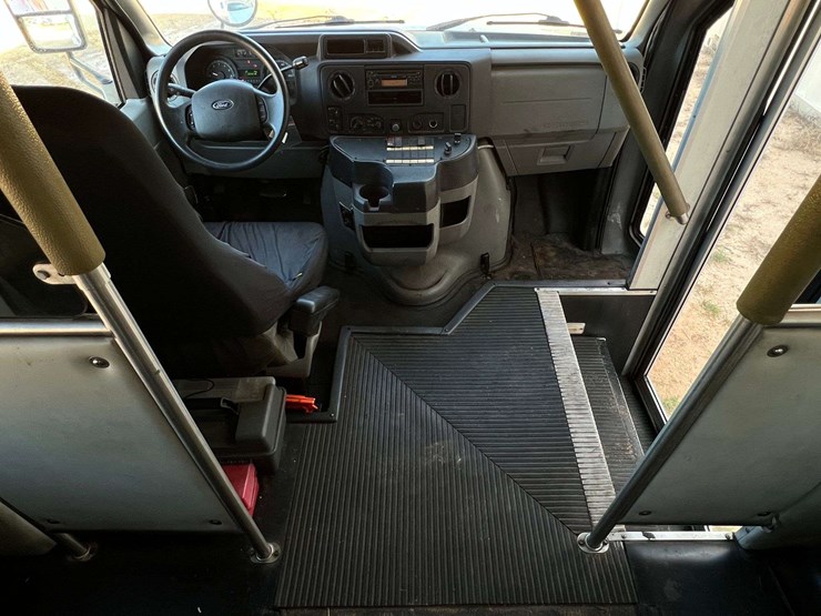 2011-ford-e350-image-33