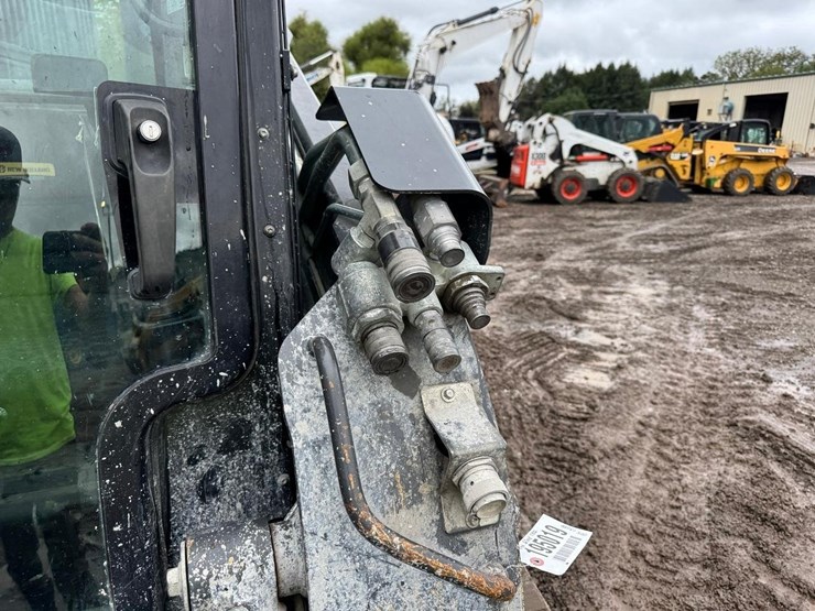 new-holland-c332-image-12