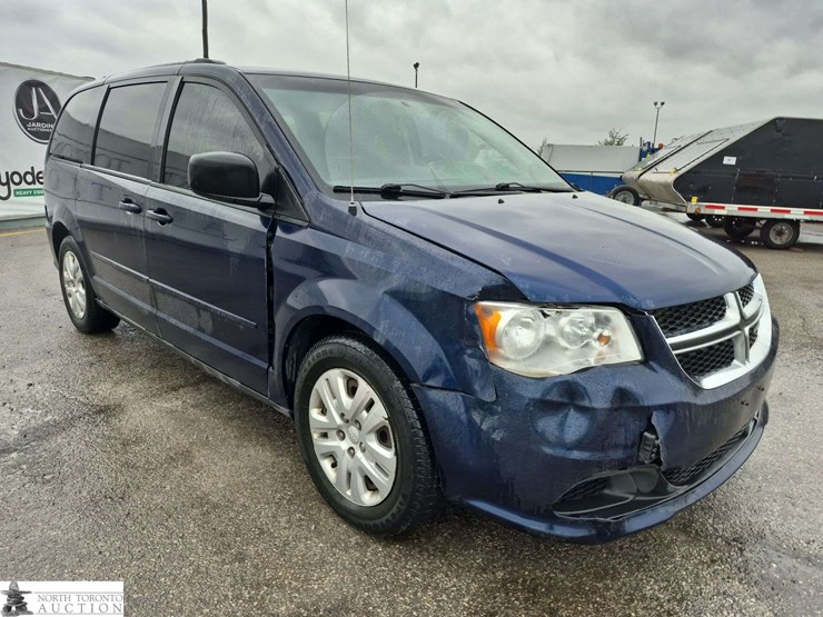 2017-dodge-grand-caravan-sxt-image-3