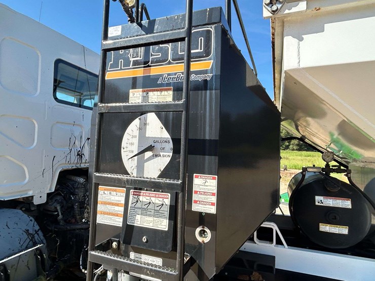 2015-peterbilt-220-image-27