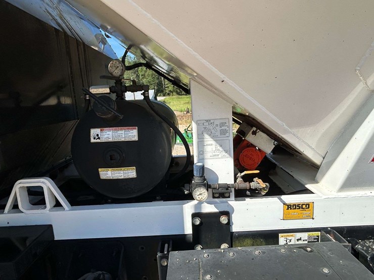 2015-peterbilt-220-image-25