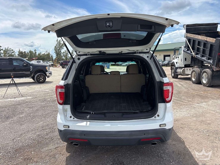 2016-ford-explorer-image-24