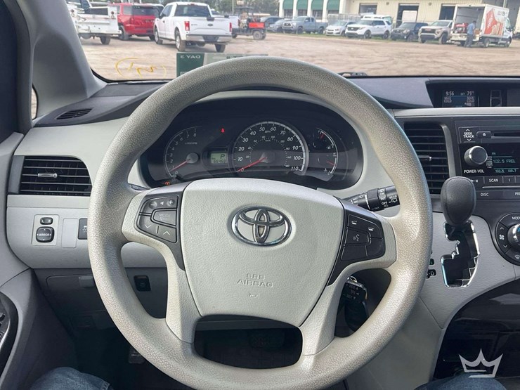 2013-toyota-sienna-image-10