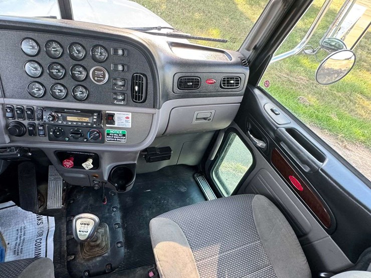 2013-peterbilt-365-image-15