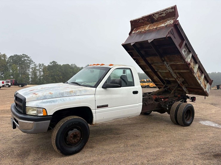 2001-dodge-ram-3500-image-1