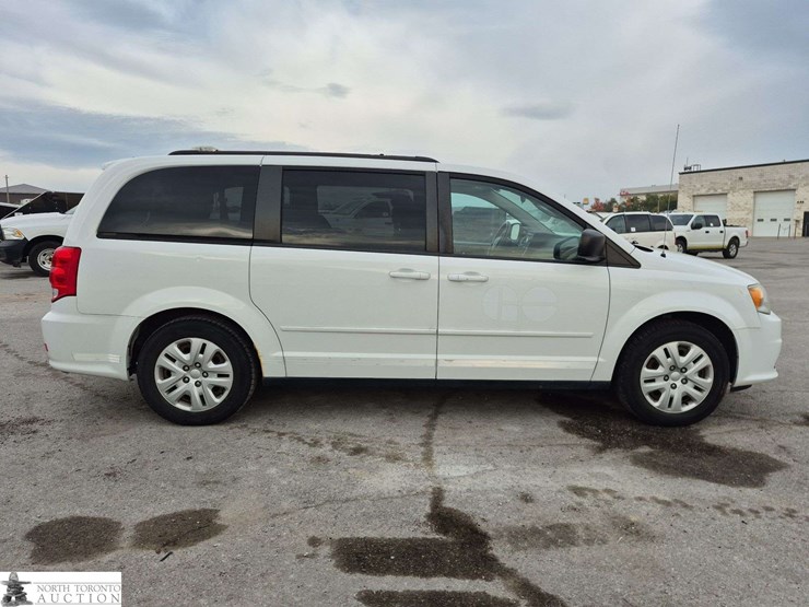 2014-dodge-grand-caravan-sxt-image-4