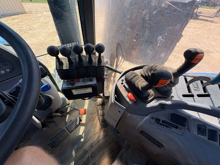 2004-new-holland-ts100a-image-12