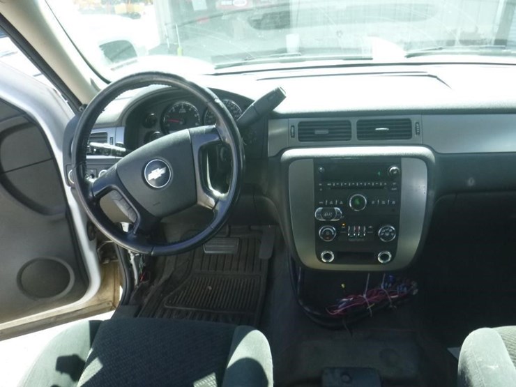 2007-chevrolet-suburban-image-9