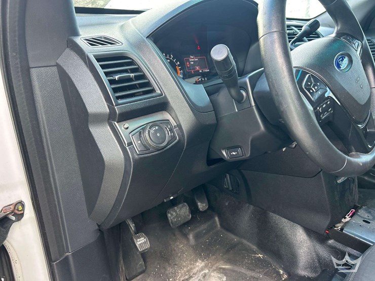 2016-ford-explorer-image-13
