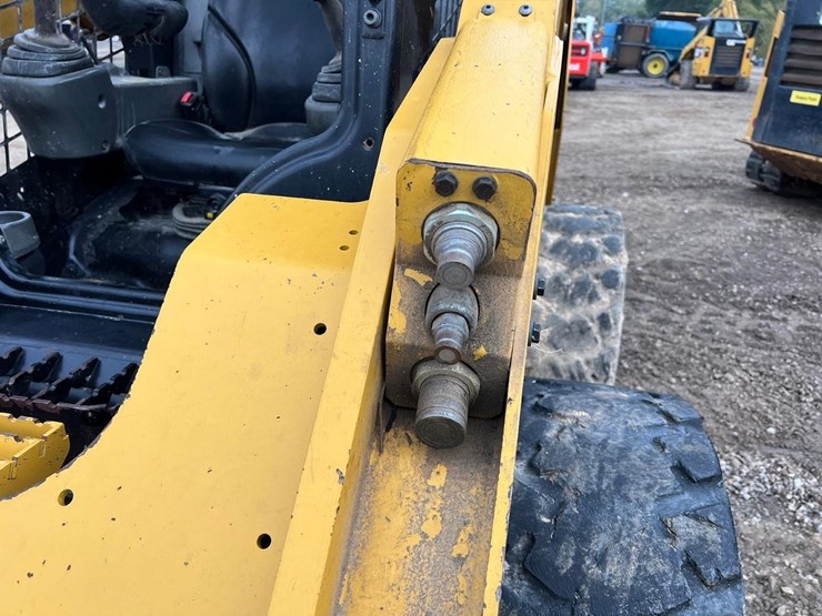 2018-caterpillar-262d-image-10
