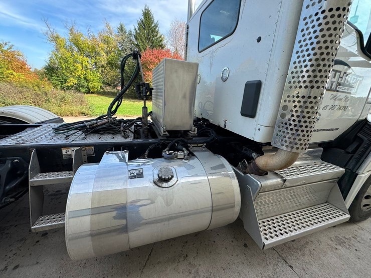 2022-kenworth-t680-image-26