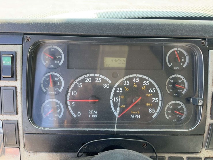 2002-freightliner-fl70-image-26