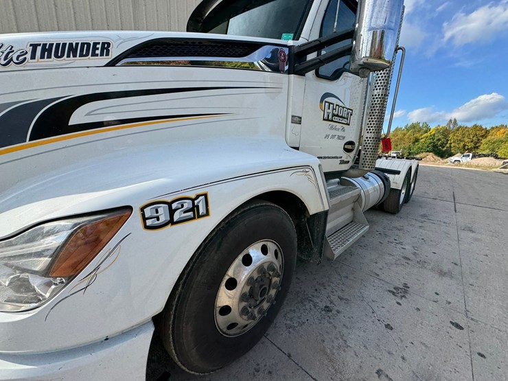 2022-kenworth-t680-image-11