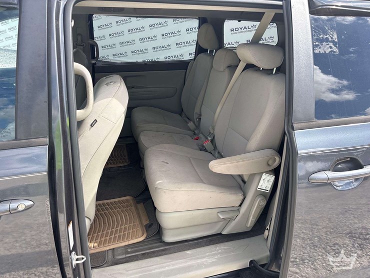 2015-kia-sedona-image-15