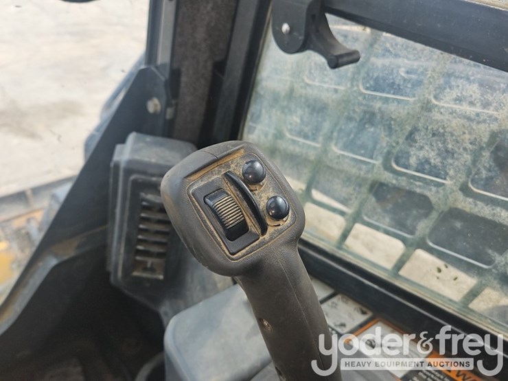 2021-deere-333g-image-40