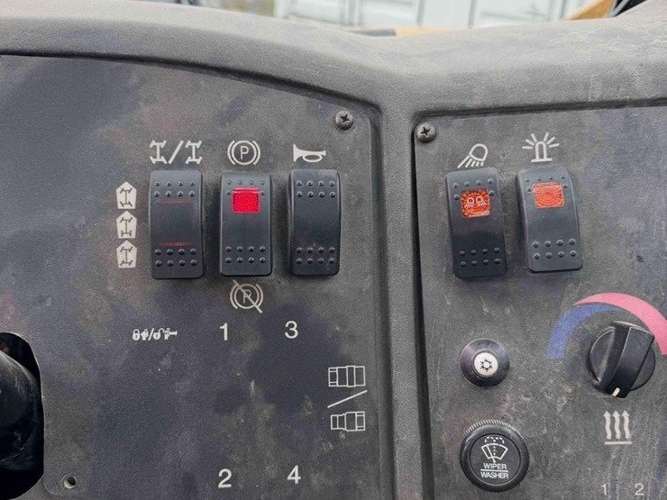 2013-caterpillar-tl943c-image-28
