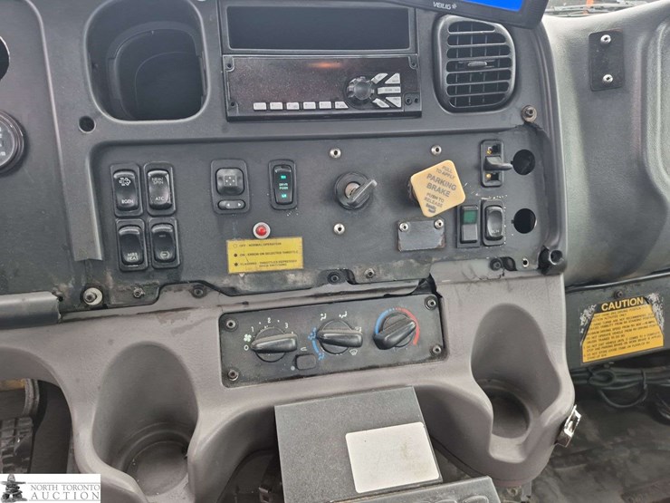2018-freightliner-m2-106-image-17