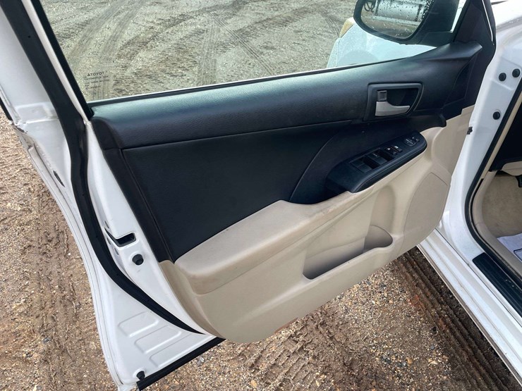 2014-toyota-camry-le-4-door-sedan-(170,014-miles)-image-9