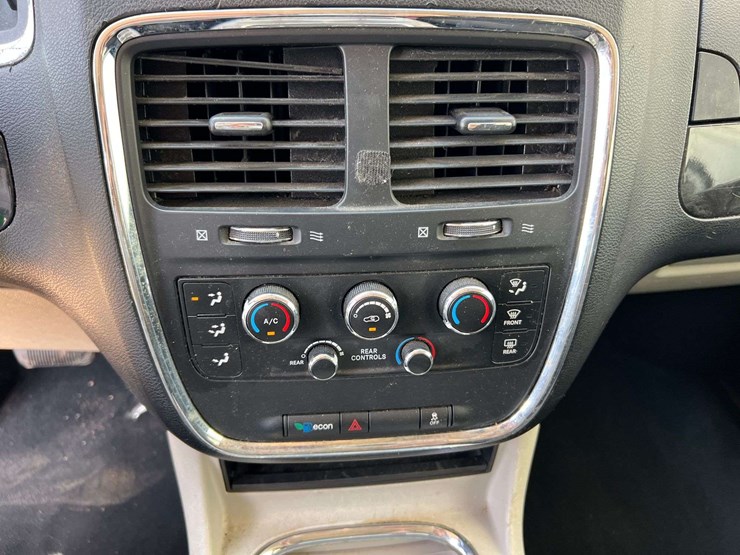 2013-dodge-grand-caravan-image-13