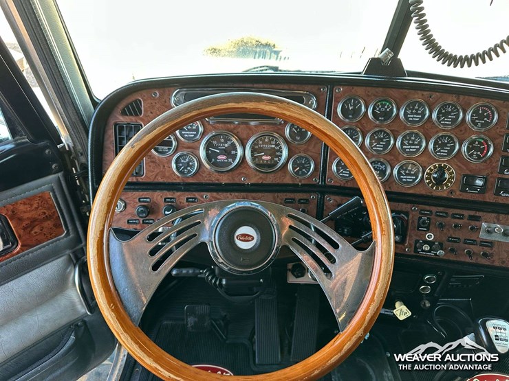 peterbilt-378-image-12