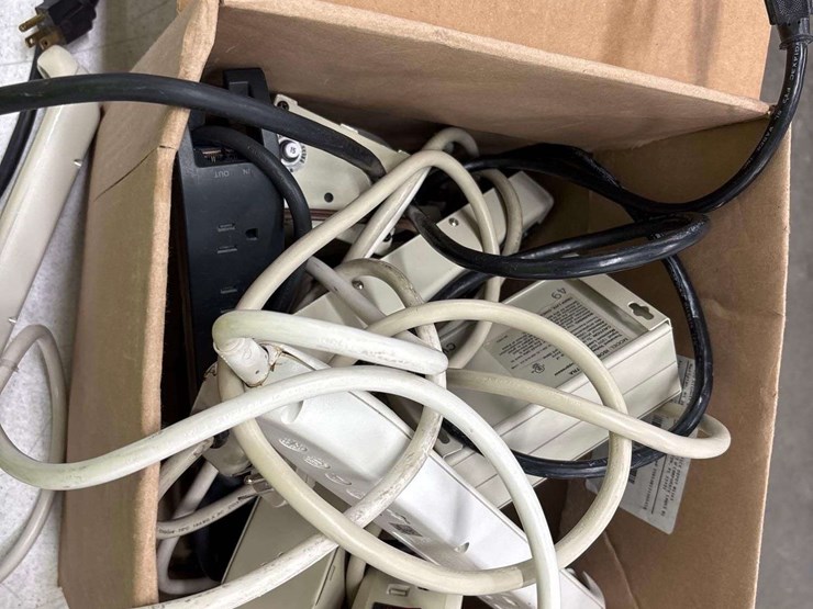 power-strips,-powers,-extension-cords.-image-3