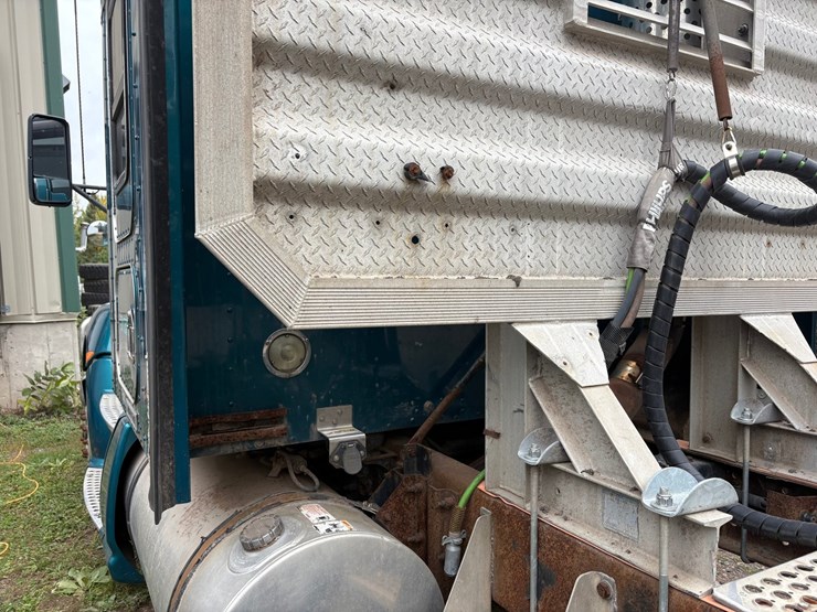 2009-caterpillar-c13-image-17