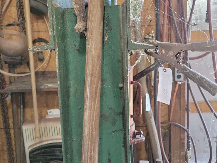 four-prong-pitchfork-with-wooden-handle-image-3