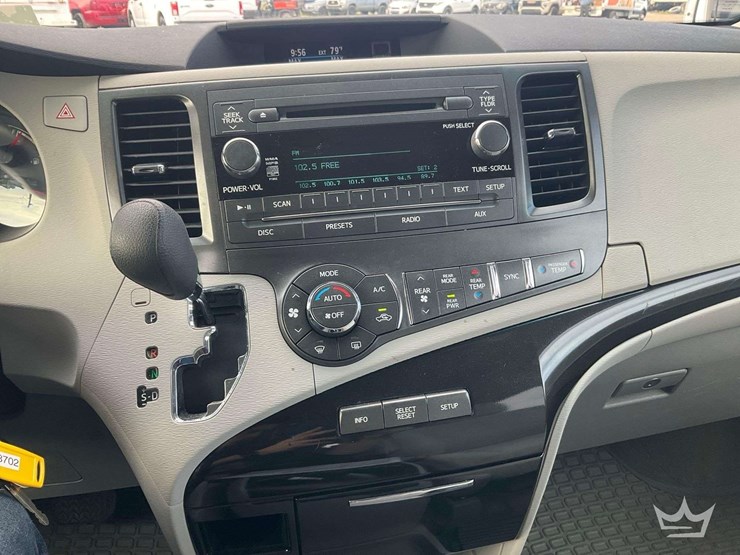 2013-toyota-sienna-image-12