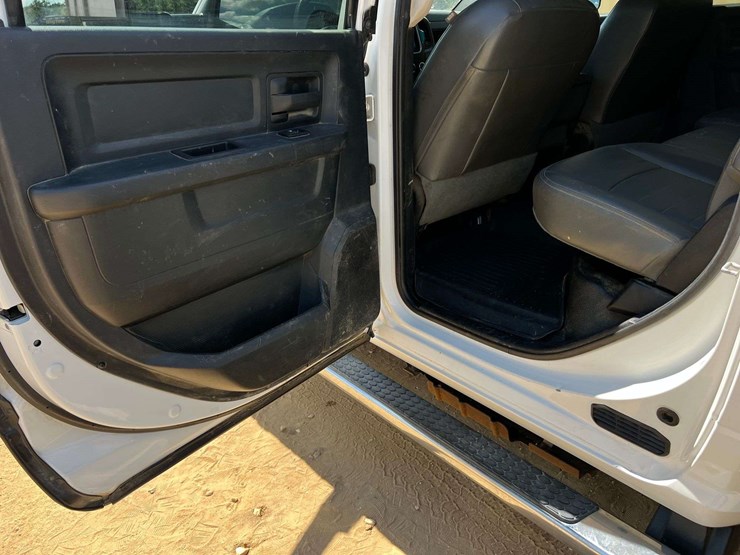 2015-dodge-3500-image-26