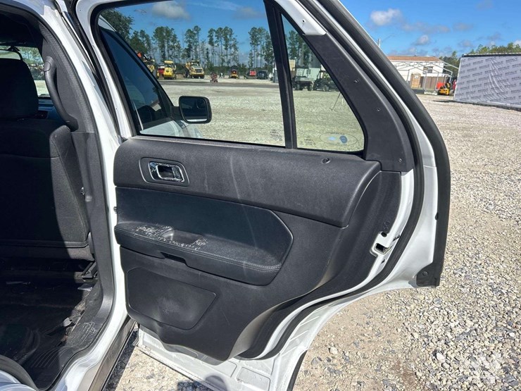 2016-ford-explorer-image-18