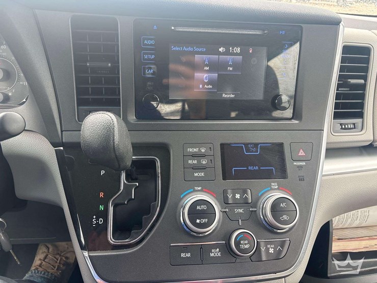 2017-toyota-sienna-image-15